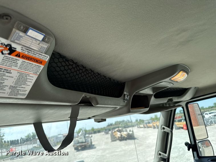 image for item DV2621 2013 International 7400 bucket truck