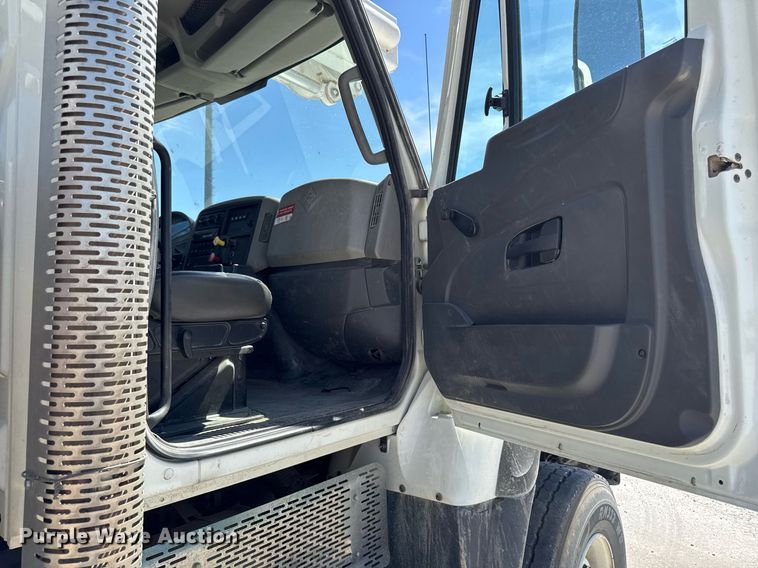 image for item DV2621 2013 International 7400 bucket truck