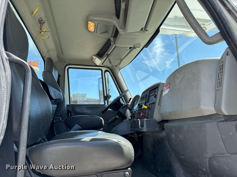 image for item DV2621 2013 International 7400 bucket truck