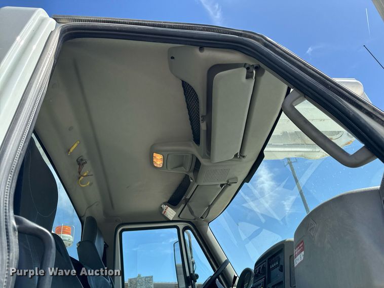 image for item DV2621 2013 International 7400 bucket truck