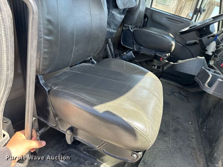 image for item DV2621 2013 International 7400 bucket truck