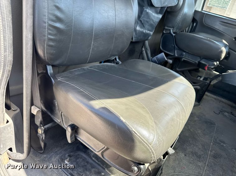 image for item DV2621 2013 International 7400 bucket truck