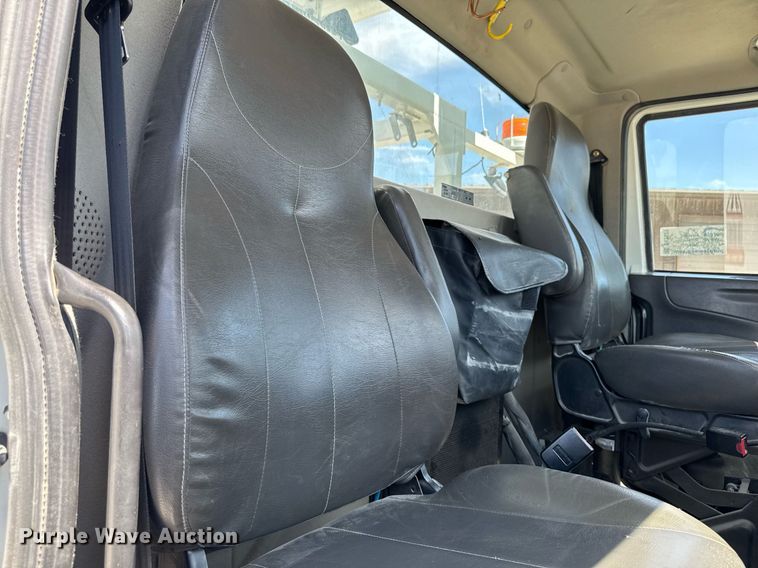 image for item DV2621 2013 International 7400 bucket truck