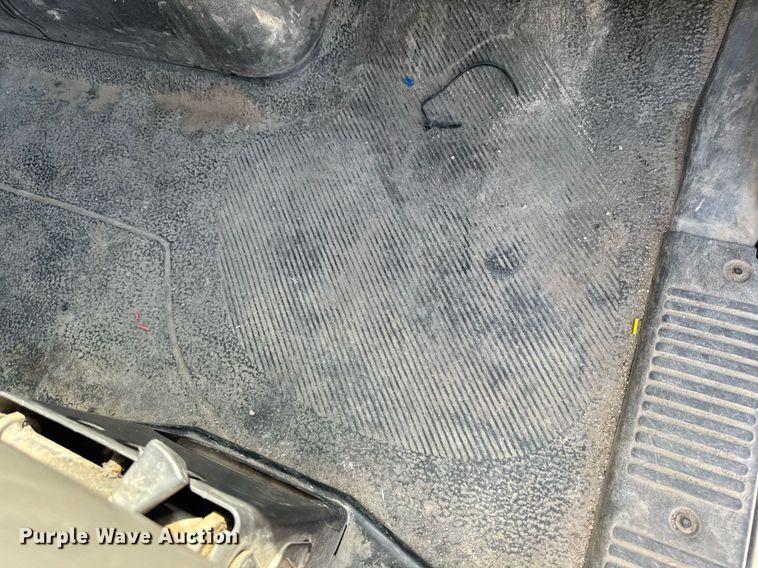 image for item DV2621 2013 International 7400 bucket truck