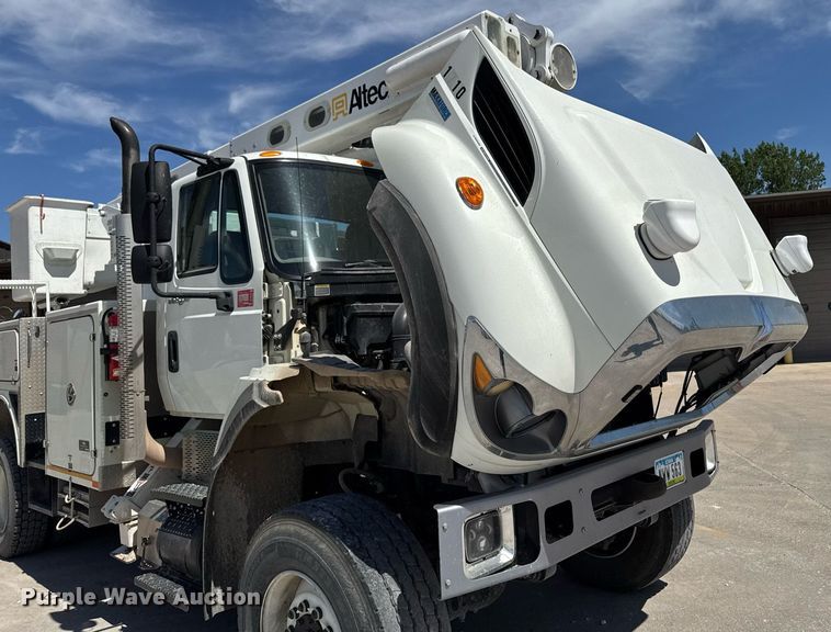 image for item DV2621 2013 International 7400 bucket truck