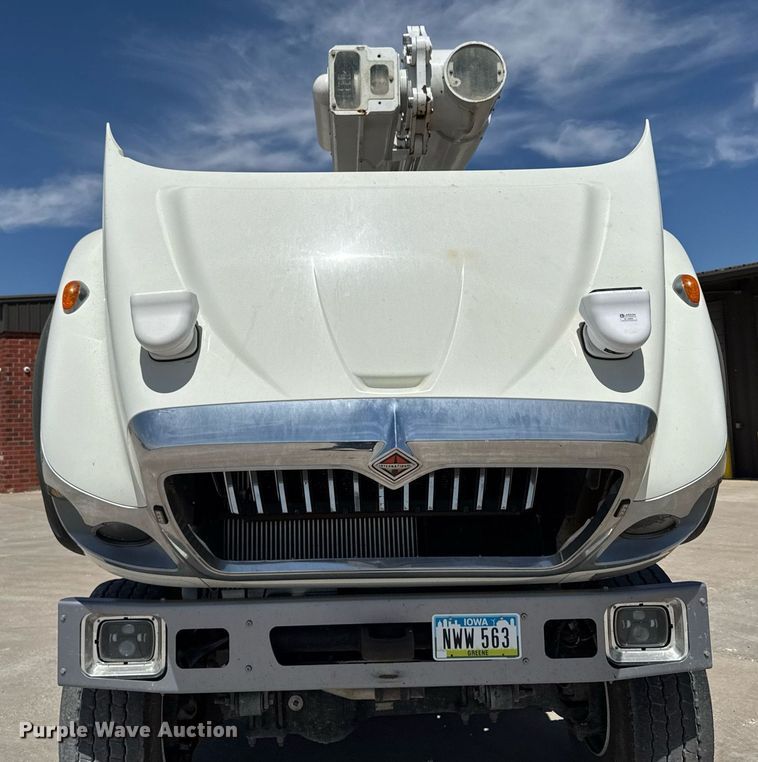 image for item DV2621 2013 International 7400 bucket truck