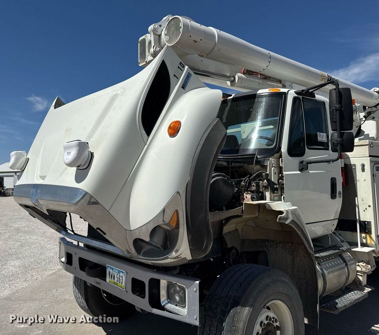 image for item DV2621 2013 International 7400 bucket truck