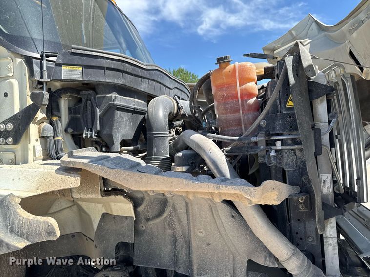 image for item DV2621 2013 International 7400 bucket truck