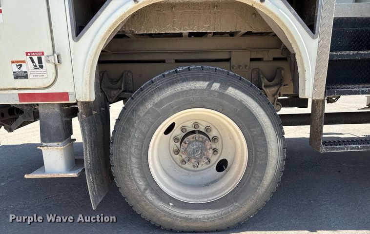 image for item DV2621 2013 International 7400 bucket truck