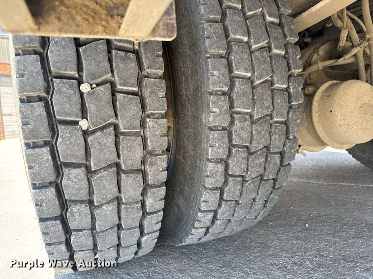 image for item DV2621 2013 International 7400 bucket truck