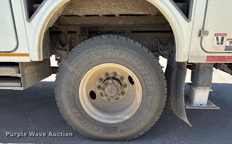 image for item DV2621 2013 International 7400 bucket truck