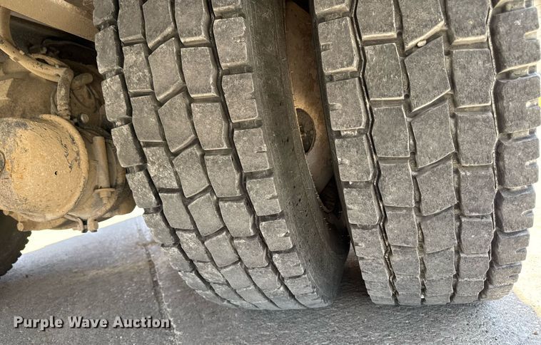 image for item DV2621 2013 International 7400 bucket truck