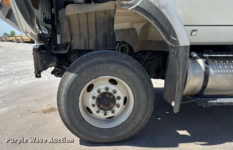 image for item DV2621 2013 International 7400 bucket truck