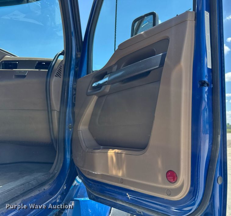 image for item DV2626 2018 Kenworth T880 dump truck