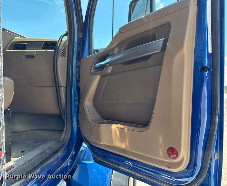 image for item DV2626 2018 Kenworth T880 dump truck