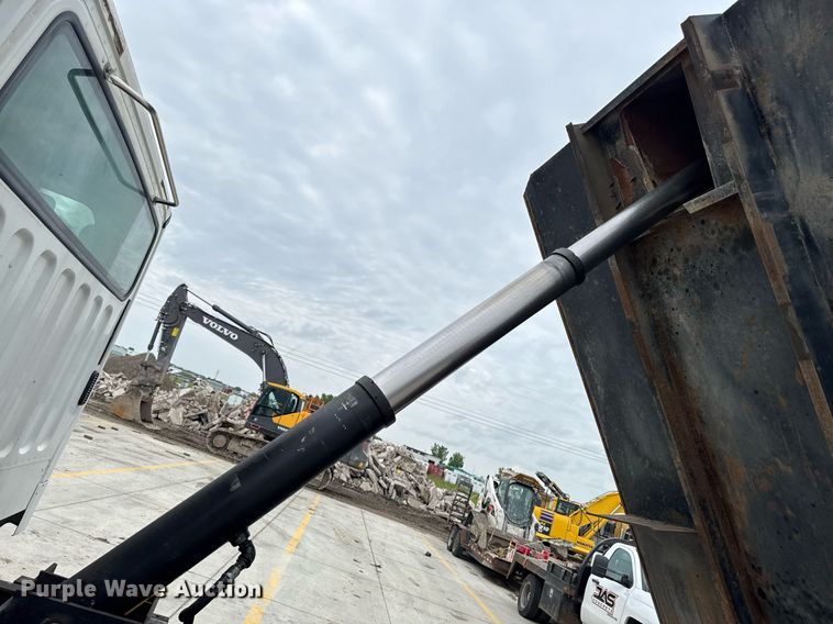 image for item DV2708 2004 Freightliner Business Class M2 dump truck