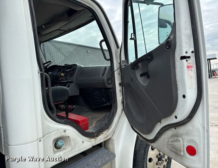 image for item DV2708 2004 Freightliner Business Class M2 dump truck