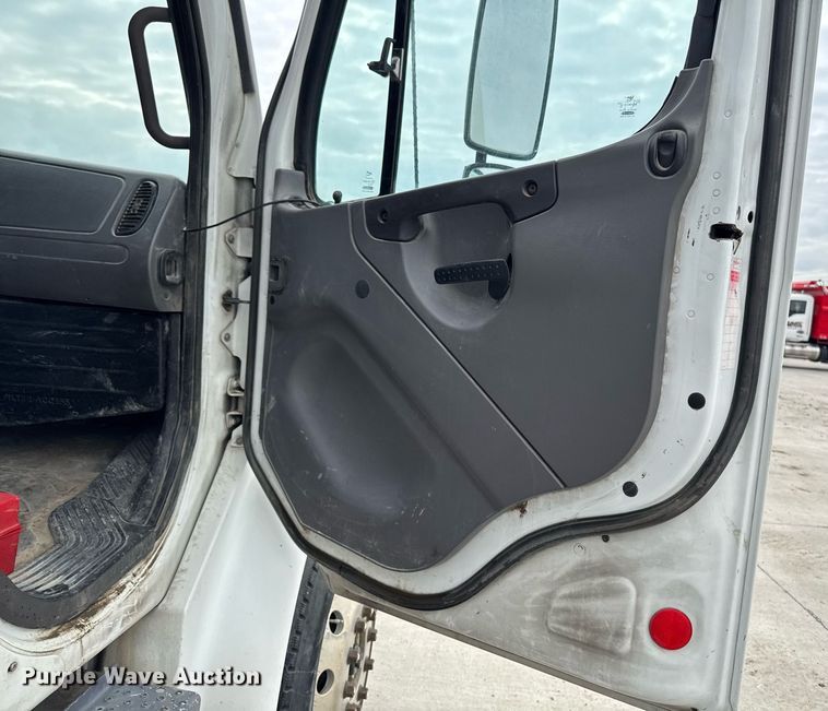 image for item DV2708 2004 Freightliner Business Class M2 dump truck