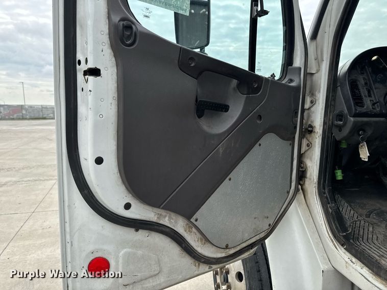 image for item DV2708 2004 Freightliner Business Class M2 dump truck