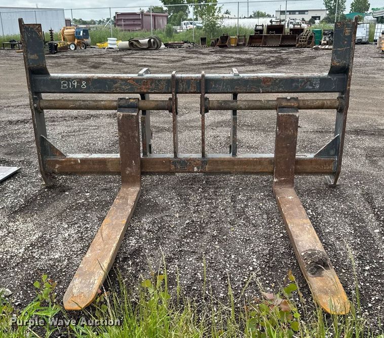 image for item DV2709 Paladin Komatsu wheel loader forks