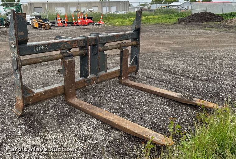 image for item DV2709 Paladin Komatsu wheel loader forks