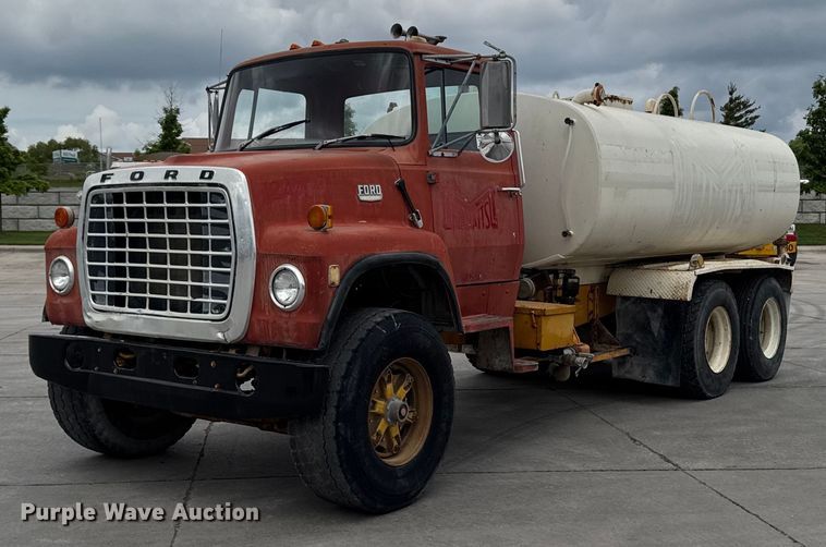image for item DV2712 1979 Ford 8000 water truck
