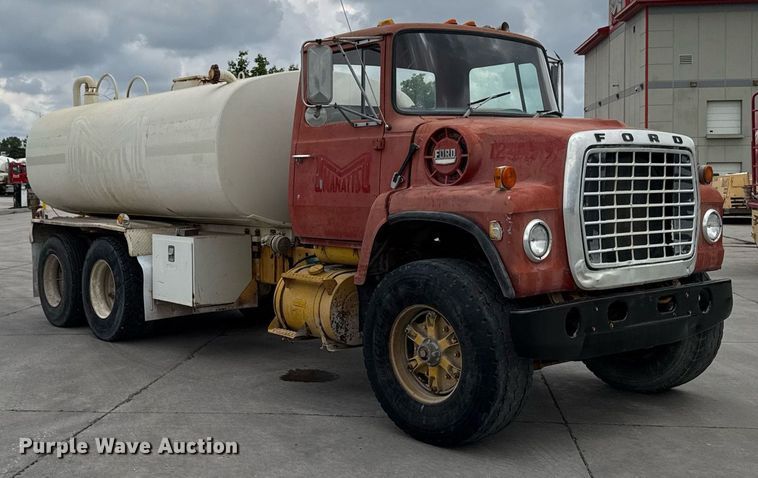 image for item DV2712 1979 Ford 8000 water truck