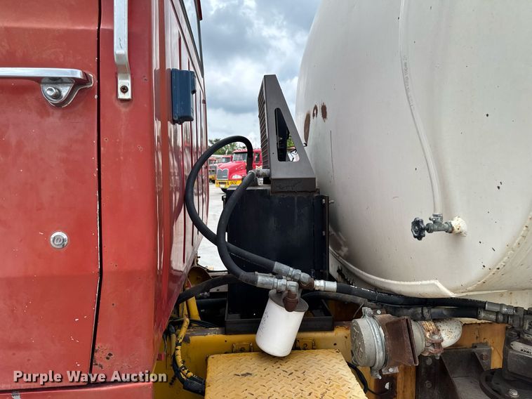 image for item DV2712 1979 Ford 8000 water truck