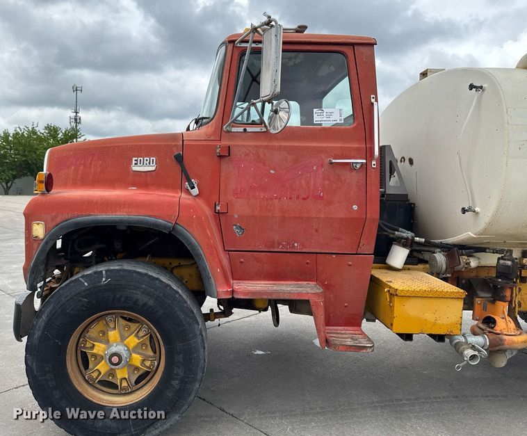 image for item DV2712 1979 Ford 8000 water truck