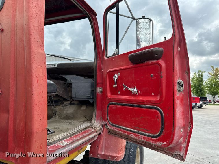 image for item DV2712 1979 Ford 8000 water truck