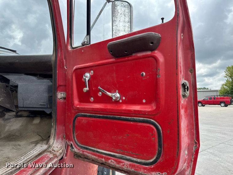 image for item DV2712 1979 Ford 8000 water truck