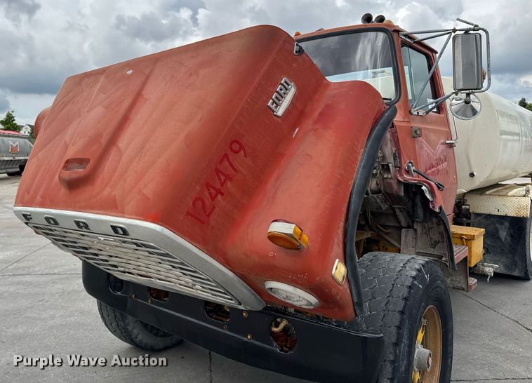 image for item DV2712 1979 Ford 8000 water truck