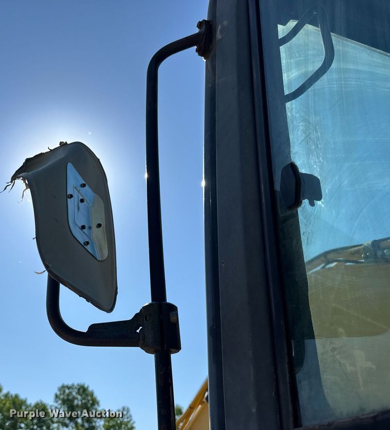 image for item DV4051 2006 Komatsu PC220LC-8 excavator