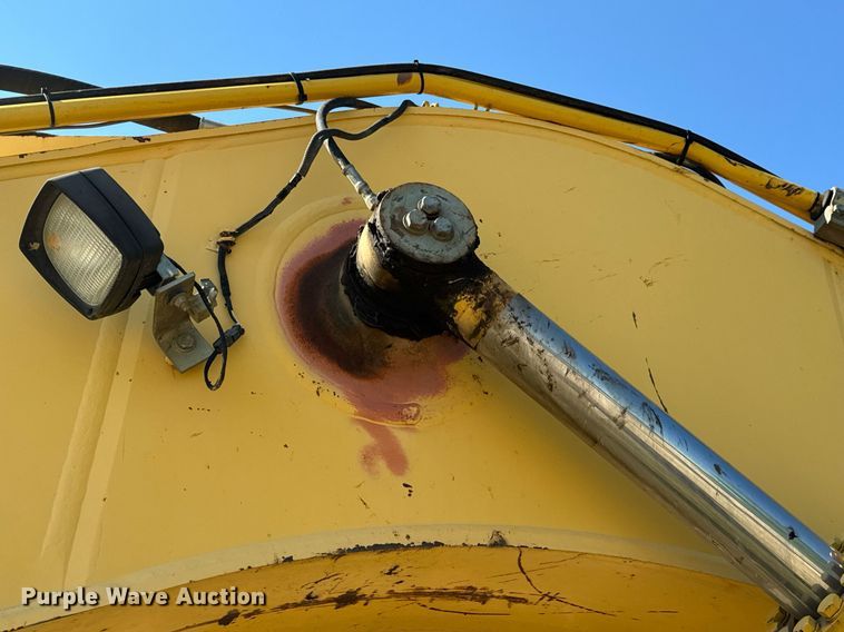 image for item DV4051 2006 Komatsu PC220LC-8 excavator