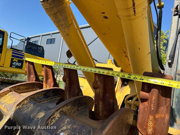 image for item DV4051 2006 Komatsu PC220LC-8 excavator