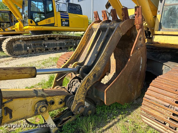 image for item DV4051 2006 Komatsu PC220LC-8 excavator