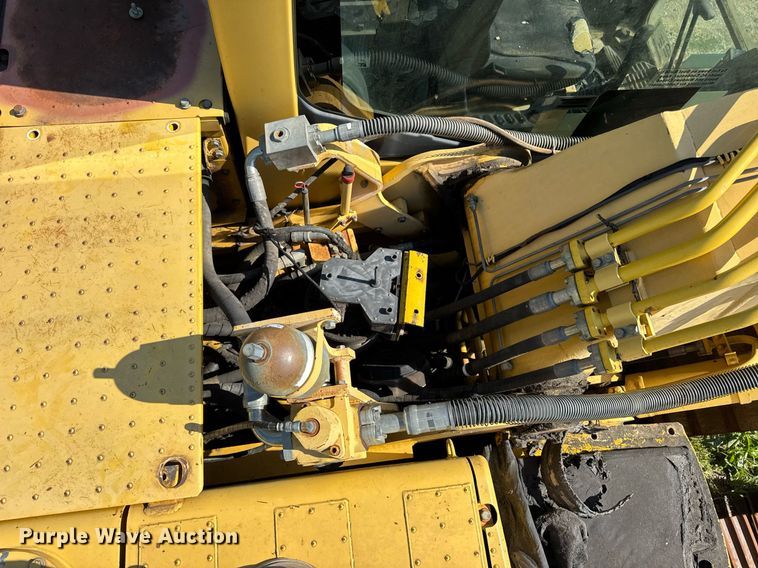 image for item DV4051 2006 Komatsu PC220LC-8 excavator
