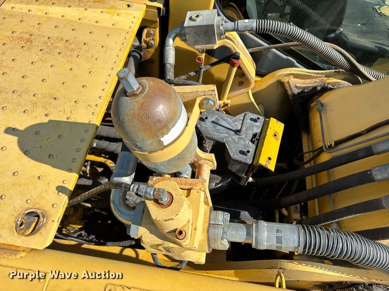 image for item DV4051 2006 Komatsu PC220LC-8 excavator