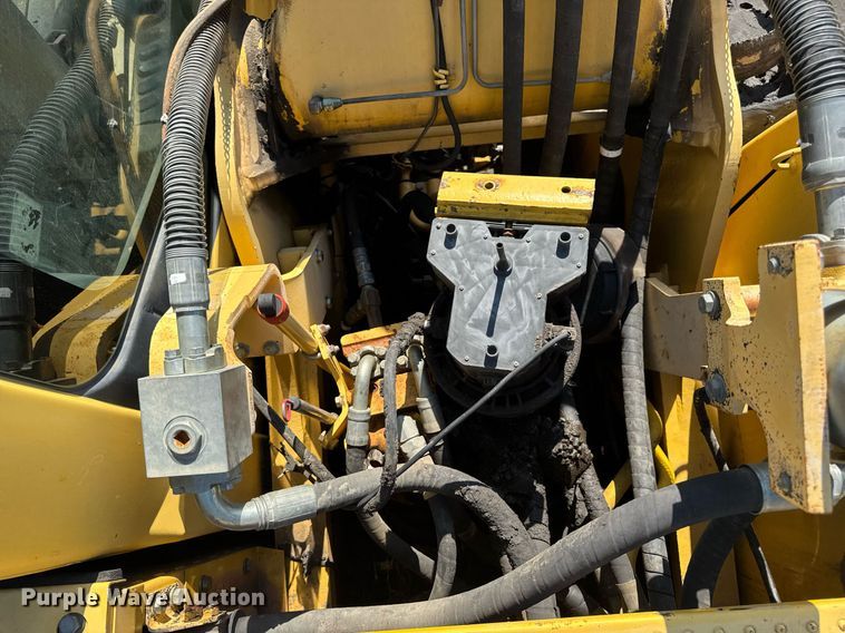 image for item DV4051 2006 Komatsu PC220LC-8 excavator