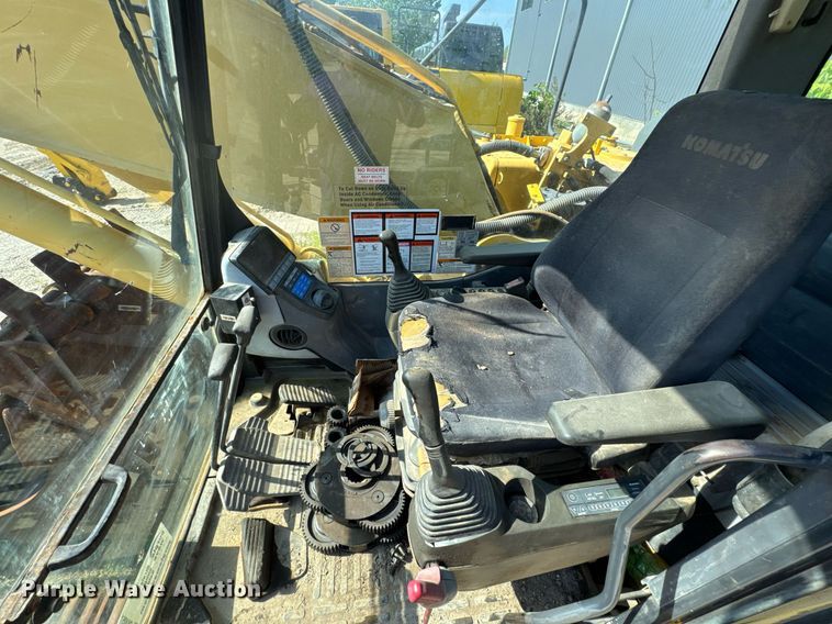 image for item DV4051 2006 Komatsu PC220LC-8 excavator