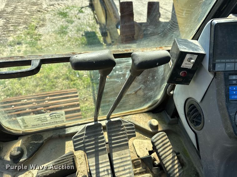image for item DV4051 2006 Komatsu PC220LC-8 excavator