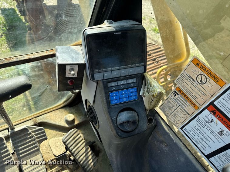 image for item DV4051 2006 Komatsu PC220LC-8 excavator