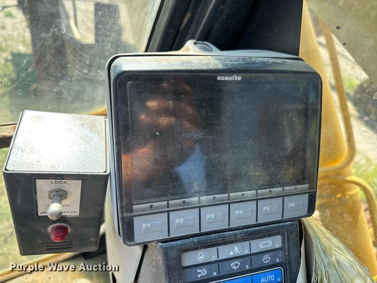 image for item DV4051 2006 Komatsu PC220LC-8 excavator