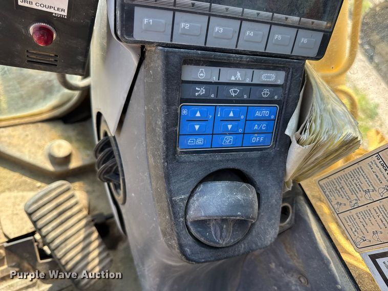 image for item DV4051 2006 Komatsu PC220LC-8 excavator