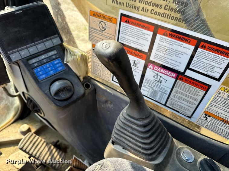 image for item DV4051 2006 Komatsu PC220LC-8 excavator