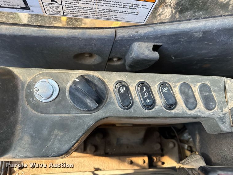 image for item DV4051 2006 Komatsu PC220LC-8 excavator