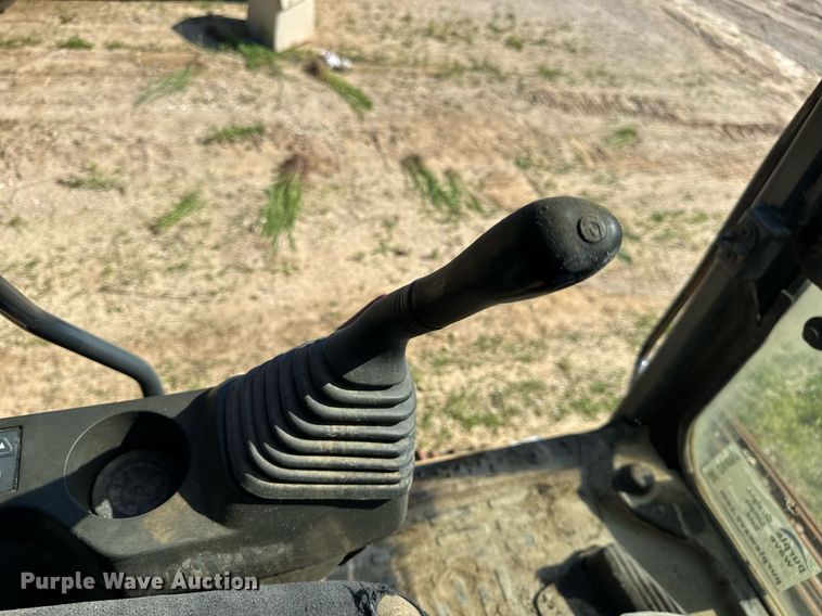 image for item DV4051 2006 Komatsu PC220LC-8 excavator