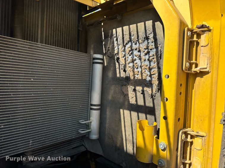 image for item DV4051 2006 Komatsu PC220LC-8 excavator