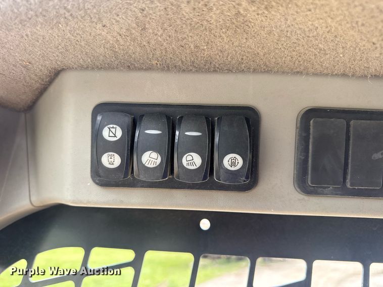 image for item DV4085 2014 Caterpillar 262D skid steer loader