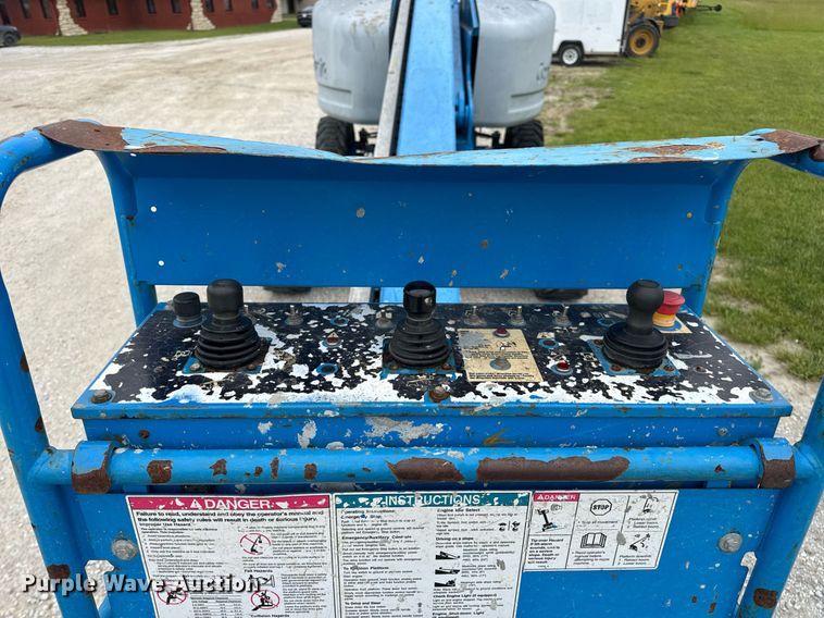 image for item DV4095 2010 Genie S-60 boom lift